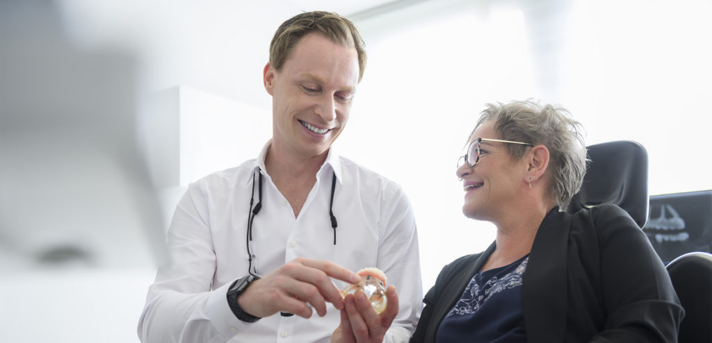 Zahnarzt Dr. Frank-Christoph Langer mit Patientin - m71 Zahnärzte Sankt Augustin