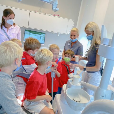 Im Behandlungsraum bekommen die Kinder einiges zu sehen.